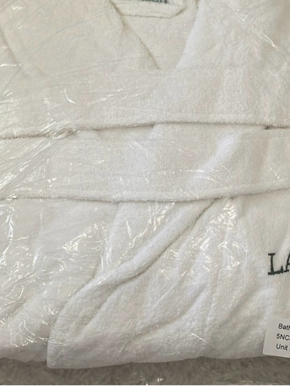 La Mer White Luxury Plush Robe with Embroidered Logo. - Picture 4 of 6